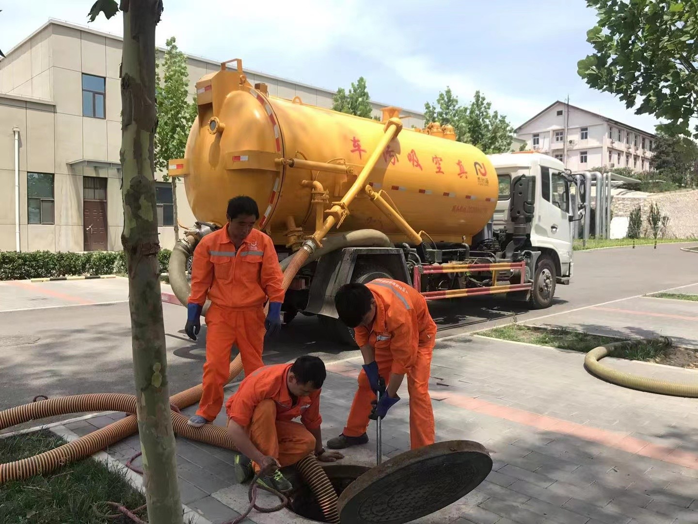 达日管道疏通车停在窨井附近