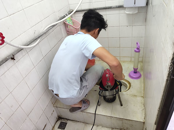 达日管道堵塞冒臭气 专业师傅现场解决问题