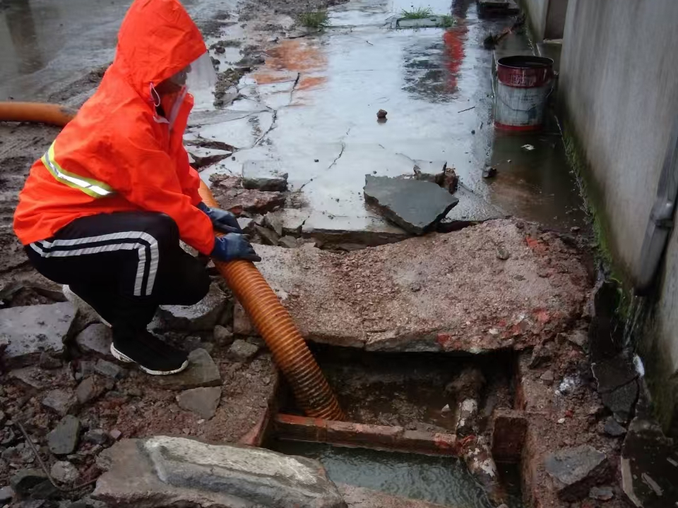 达日专业清理污水池 炜誉市政以规范流程守护城市 “肠道”