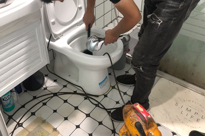 达日马桶堵塞自己疏通还是找师傅?专业上门服务让你省时更省心